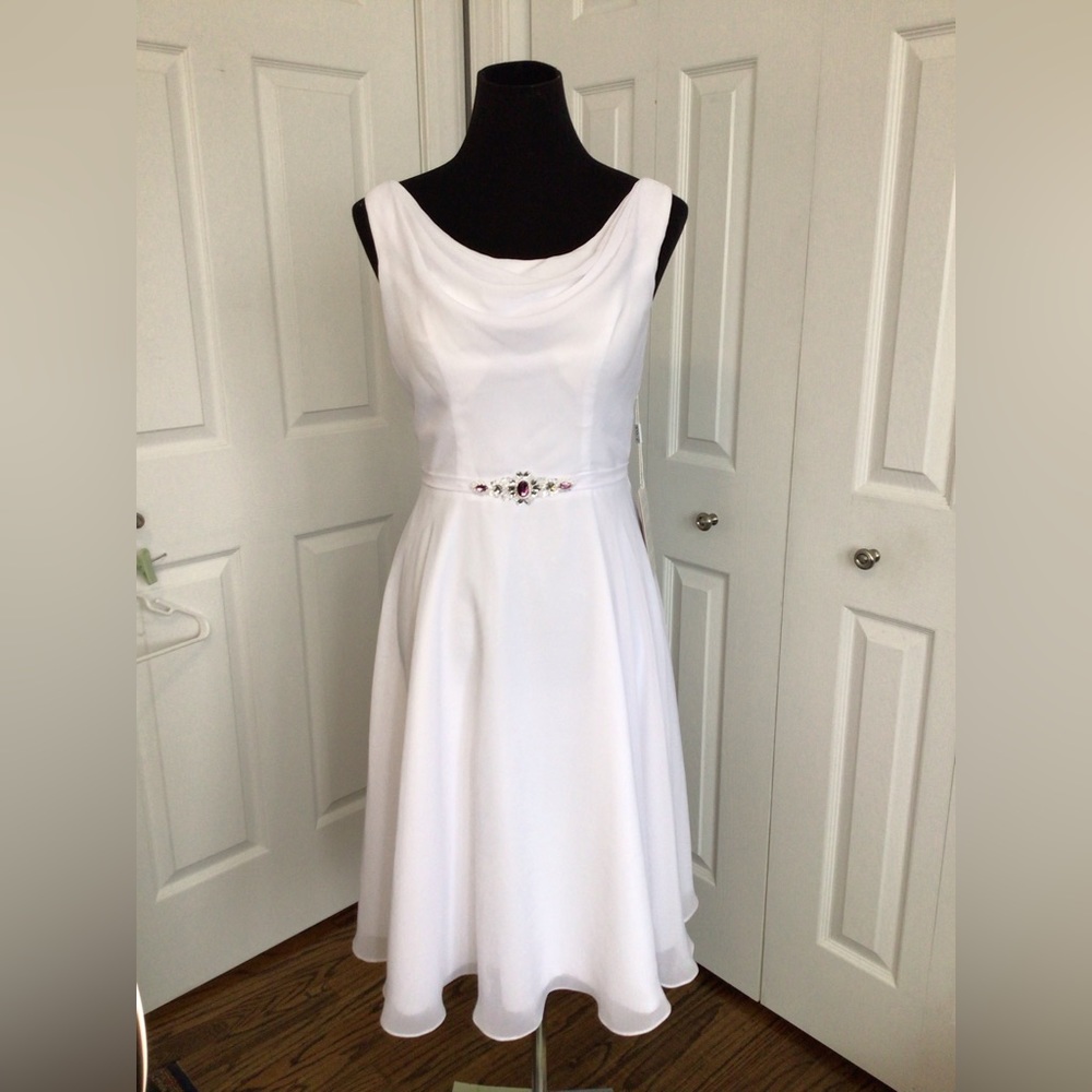 Beautiful white dress. Sz 4/ runs big. See pics for measurements.NWT